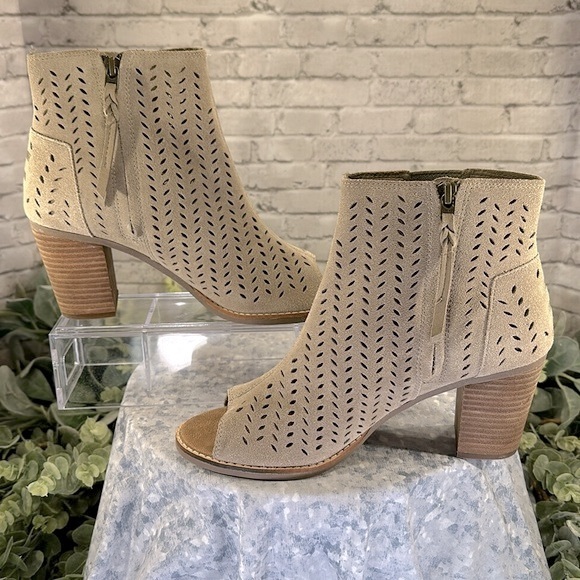 TOMS Majorca Beige Suede Peep Toe Perforated Fashion Ankle Booties WMS 9M✨EUC✨ - Picture 5 of 11